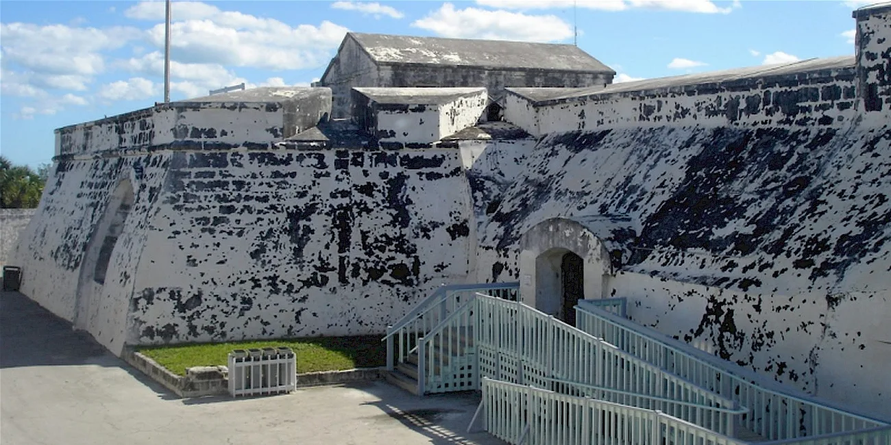 BAHAMAS — 21 FortCharlotte