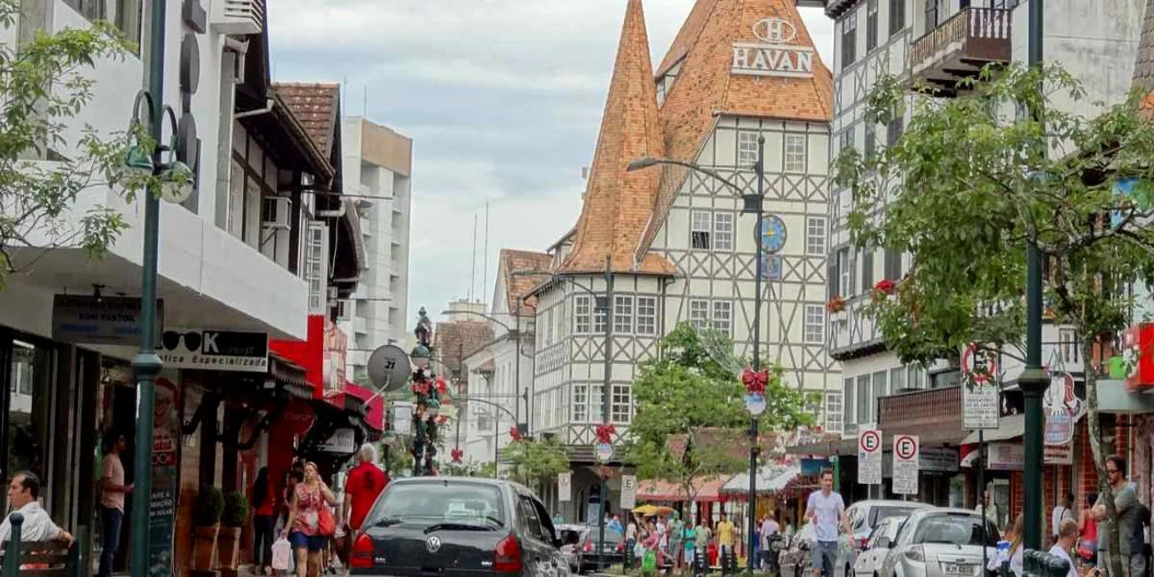 BLUMENAU Y CAMBORIÚ — 17