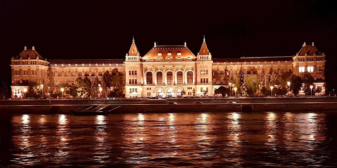 EUROPA DE NOCHE — 52 budapest