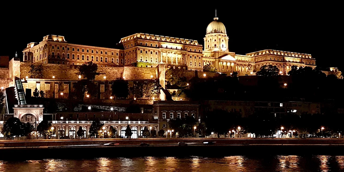 EUROPA DE NOCHE — 53 budapest