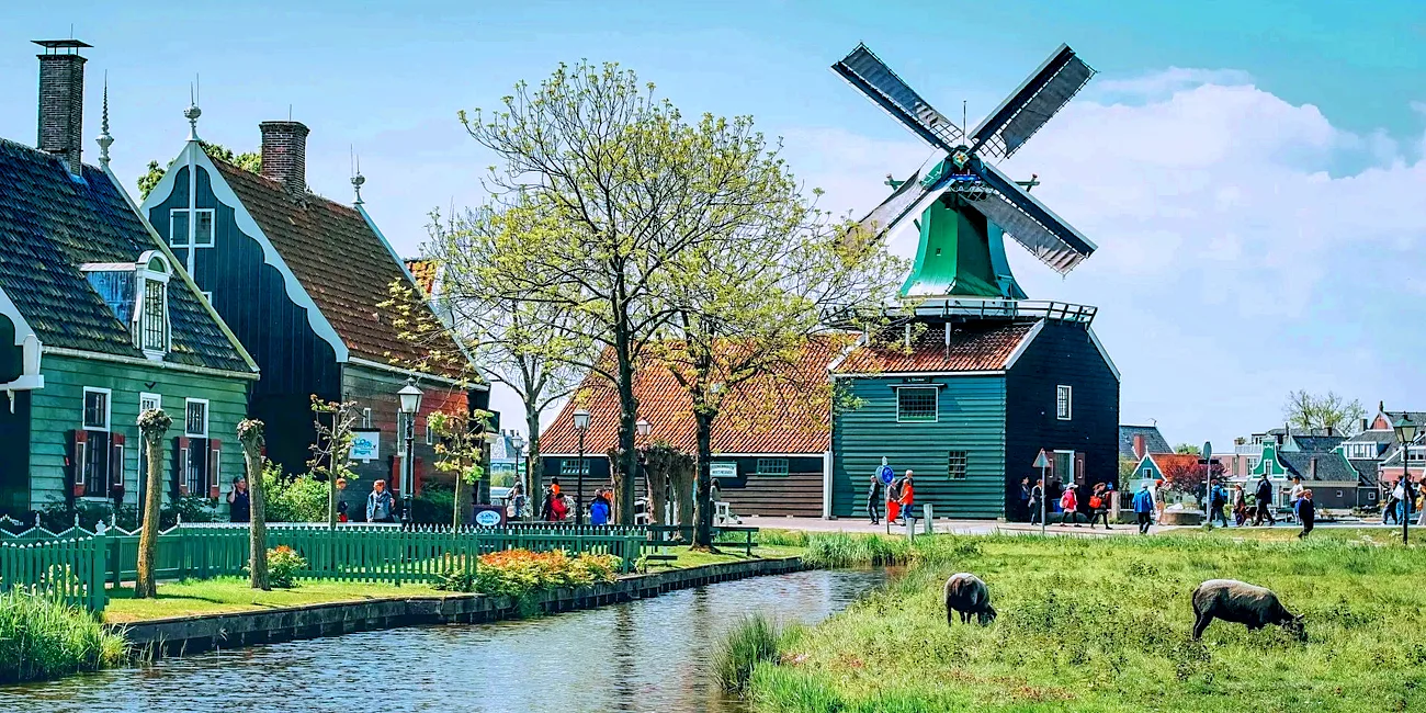 AMSTERDAM — 25