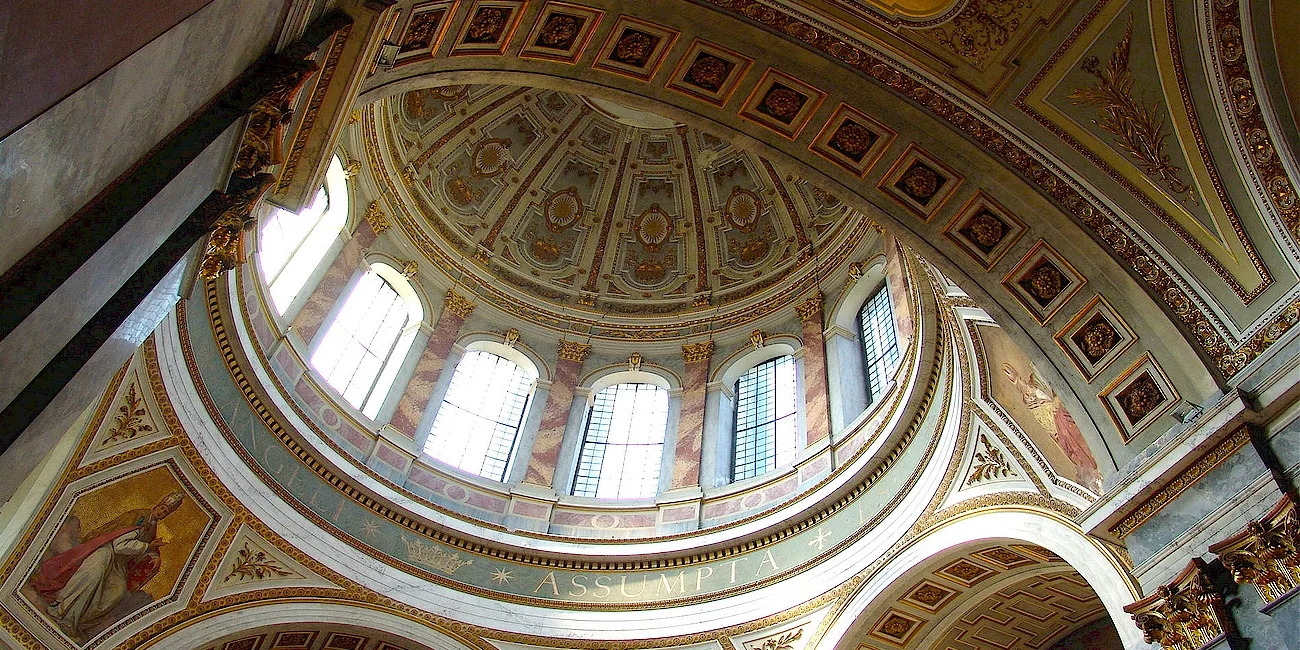 ESZTERGOM — 12