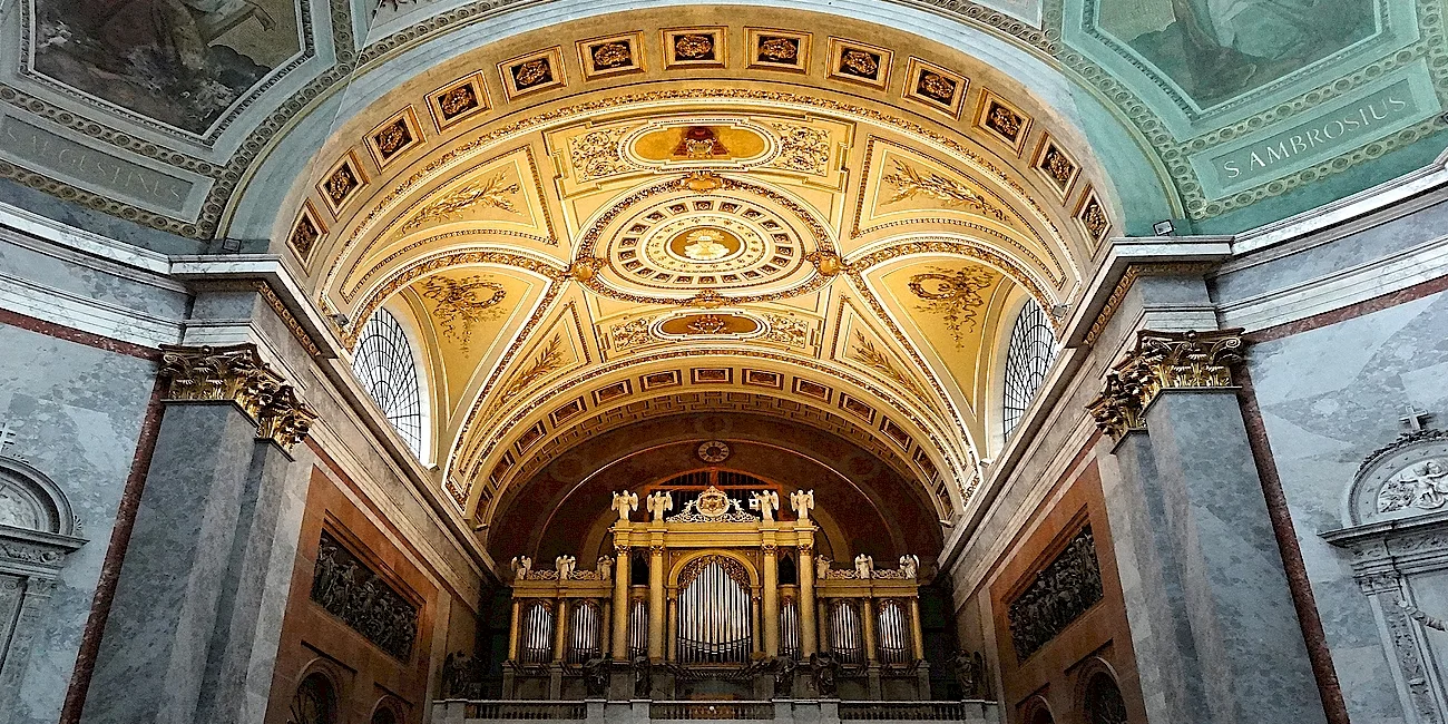 ESZTERGOM — 14