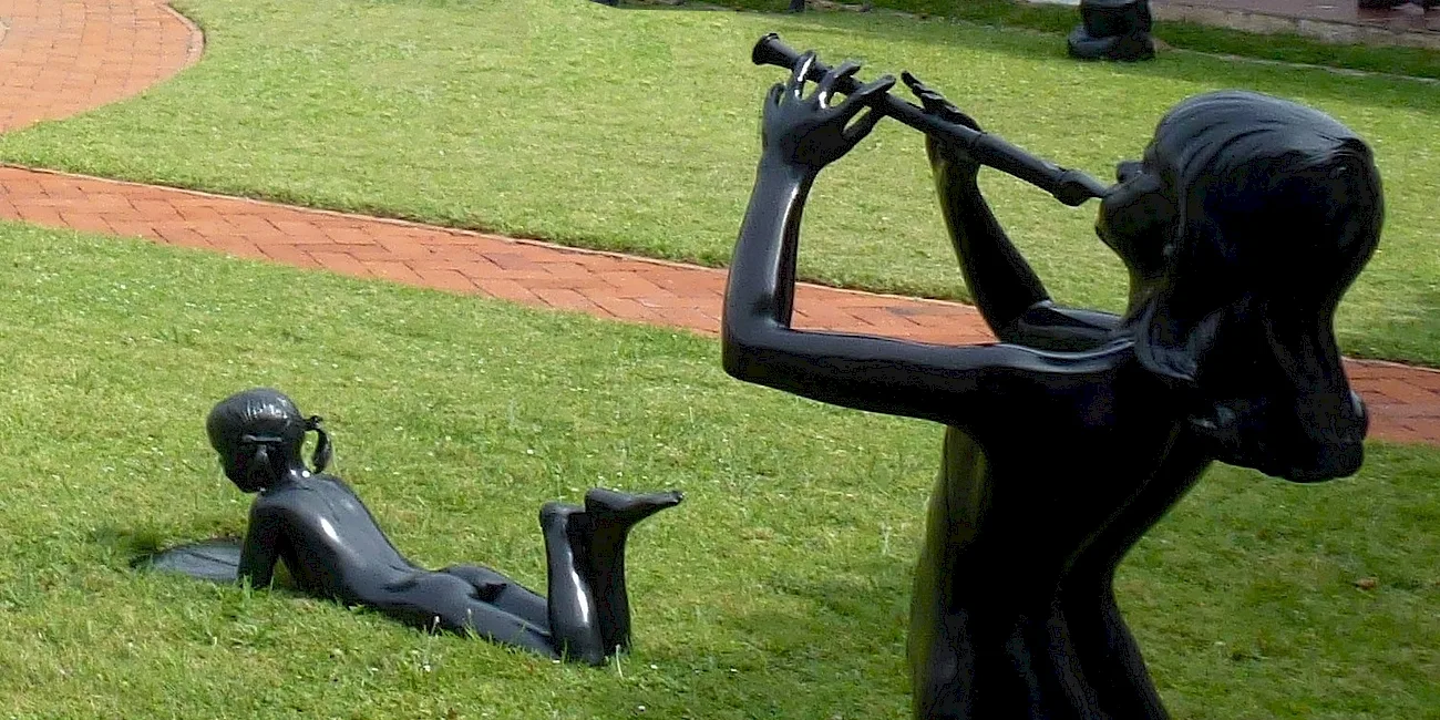 CINCO MUSEOS — 44 estatuas