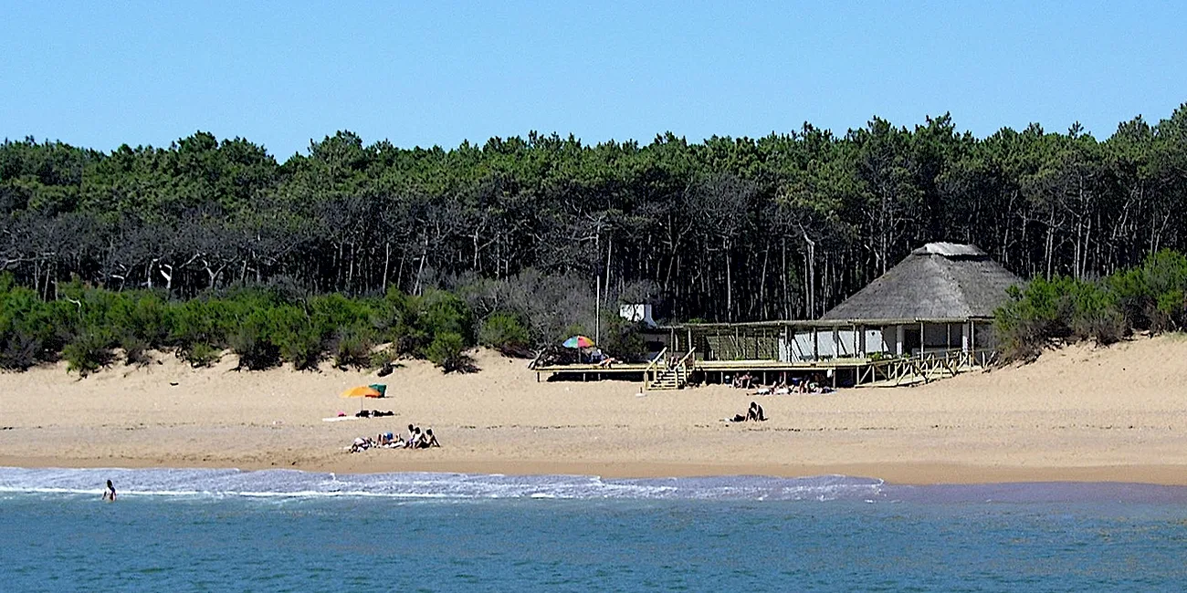 LOBOS Y GORRITI — 43 parador playahonda